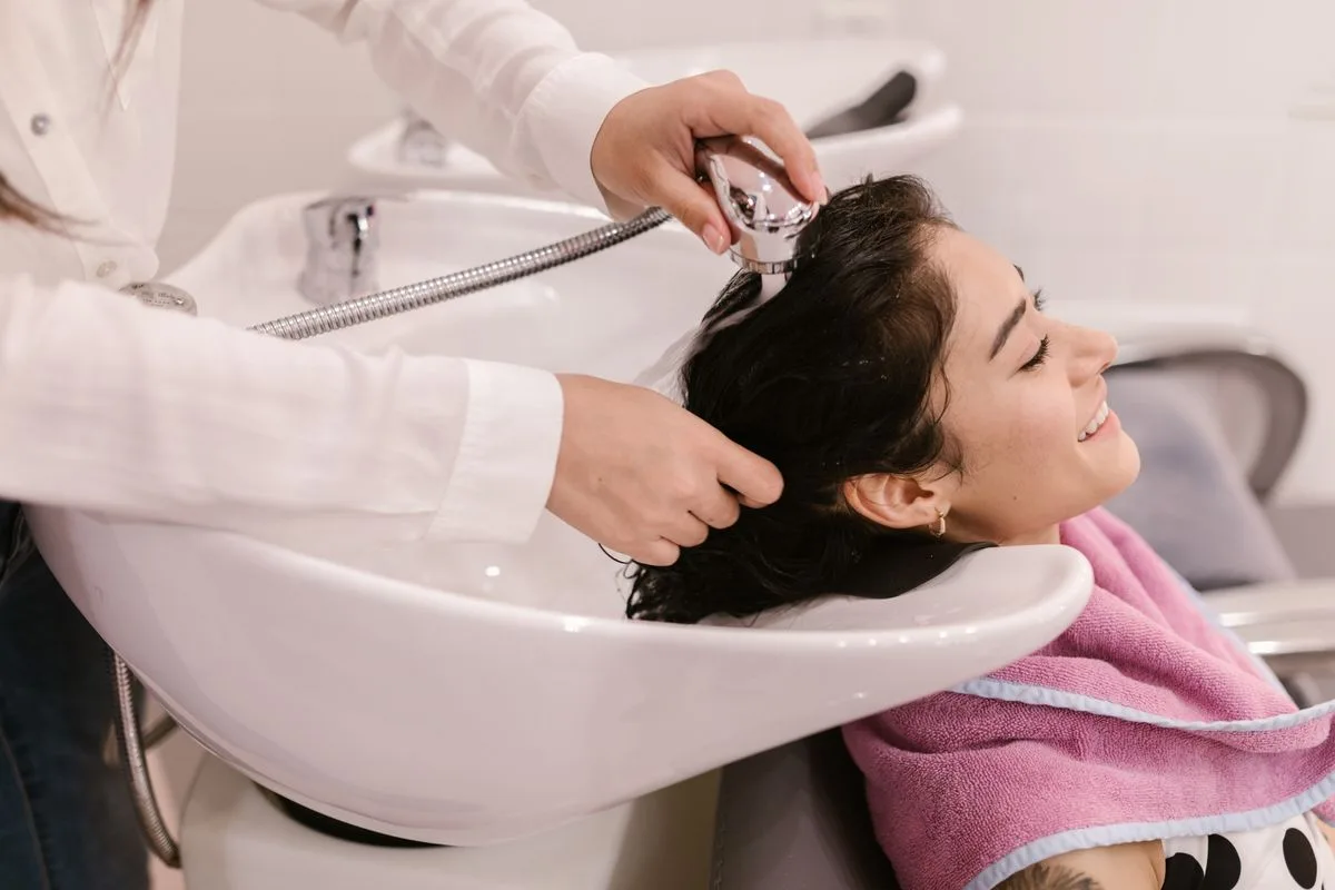 Lavado de cabello en el lavabo de un salón