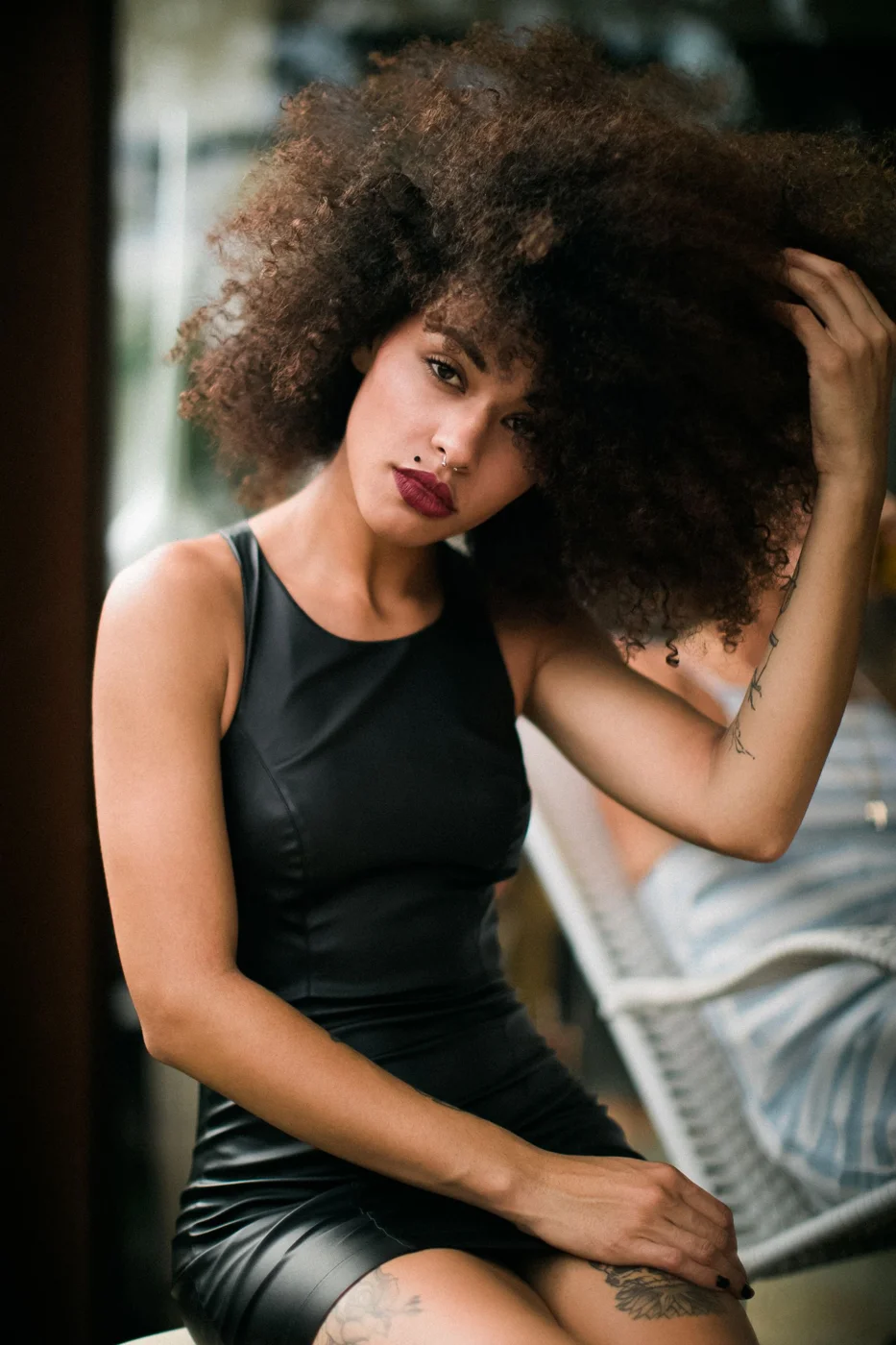 Retrato de una mujer con cabello rizado