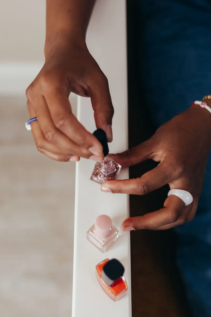 Persona aplicando esmalte de uñas